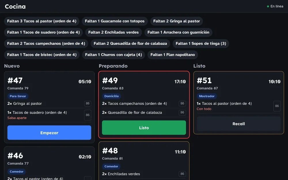Dark kitchen-display interface titled “Cocina,” showing queued food items and order cards in Nuevo, Preparando, and Listo columns.