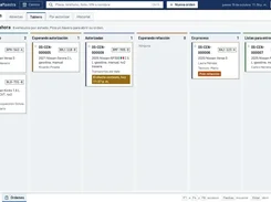 MecanicaMaestra kanban-style workshop board grouping vehicle orders by statuses including diagnosis, awaiting authorization, in process, and ready for delivery.
