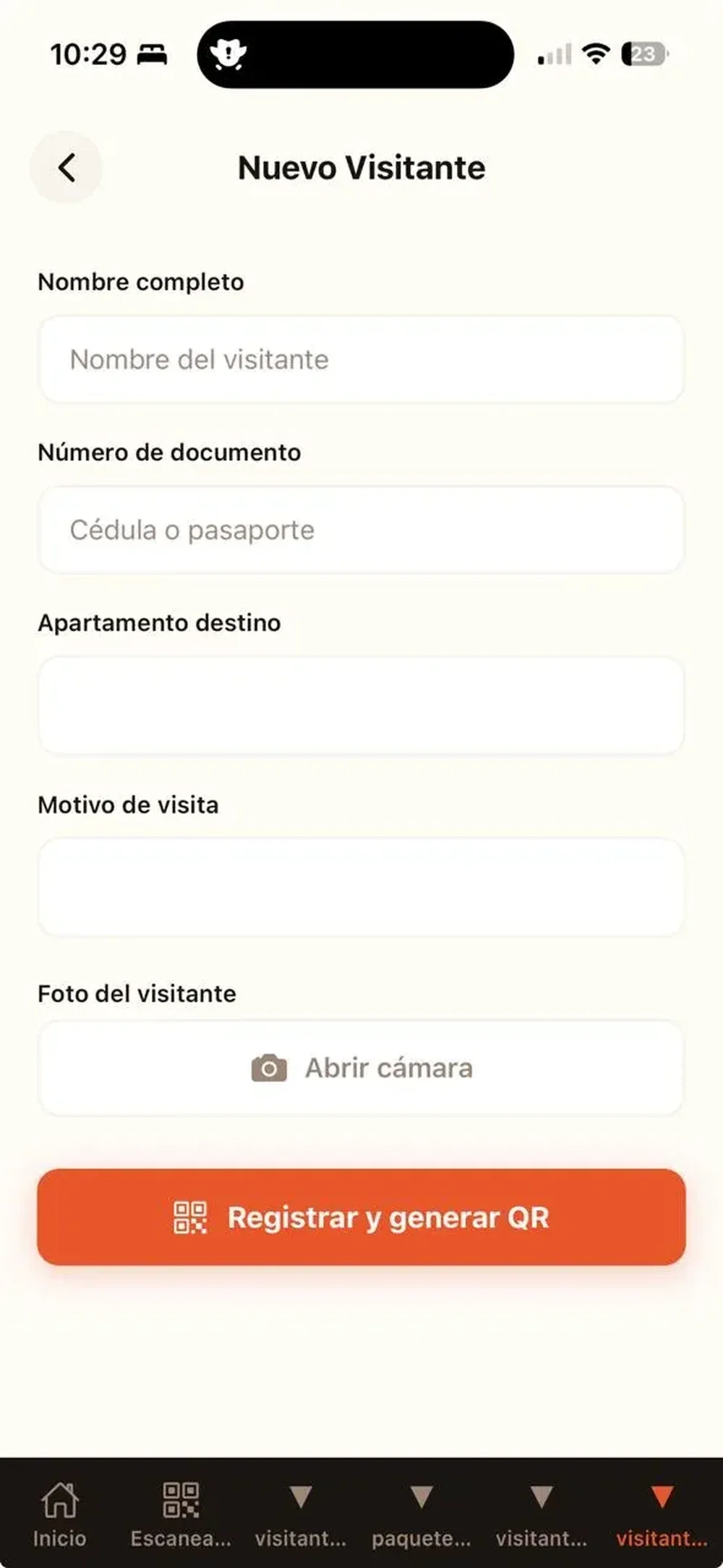 Mobile form titled Nuevo Visitante with fields for visitor name, document number, destination apartment, visit reason, visitor photo, and a button to register and generate a QR code.